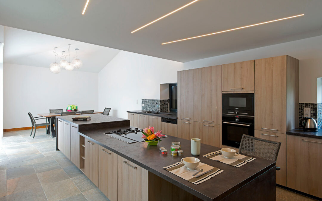 Transformation d’un corps de ferme en villa lumineuse et contemporaine